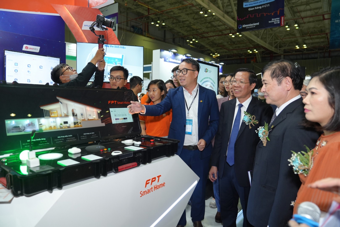 FPT trưng bày hệ sinh thái phục vụ chuyển đổi số và đô thị thông minh