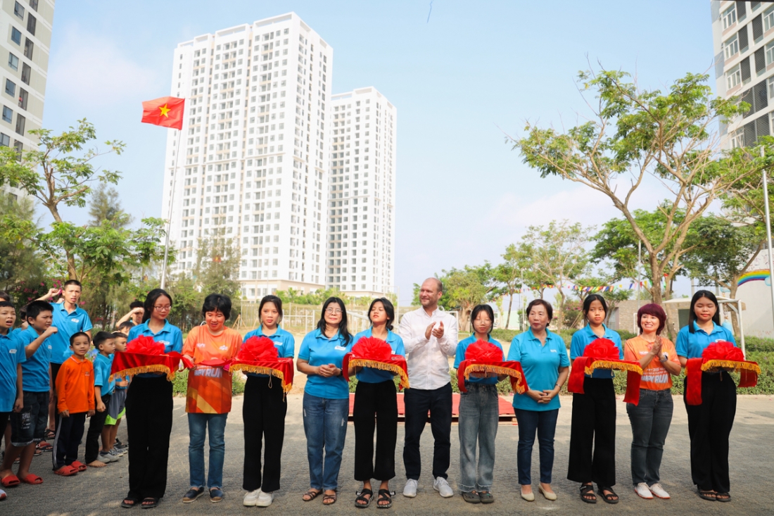 Học sinh Trường Hy Vọng nhận sân chơi mới