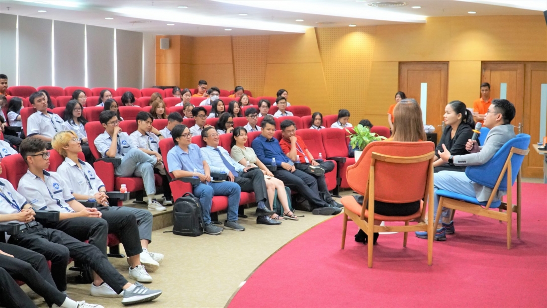 Sinh viên trường ĐH Tài chính – Marketing tiếp cận công nghệ chuyển đổi số tại FPT Telecom