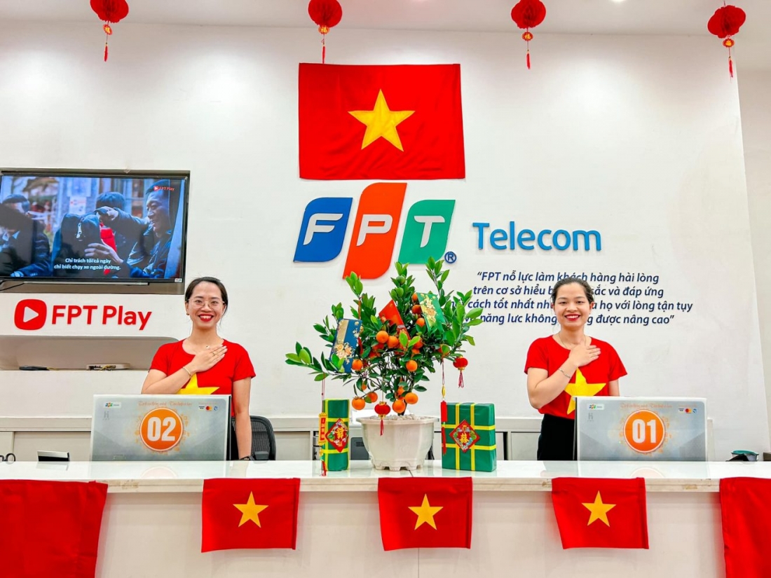 Quầy giao dịch FPT Telecom đồng loạt treo cờ đỏ ‘thay áo mới’ trên toàn quốc