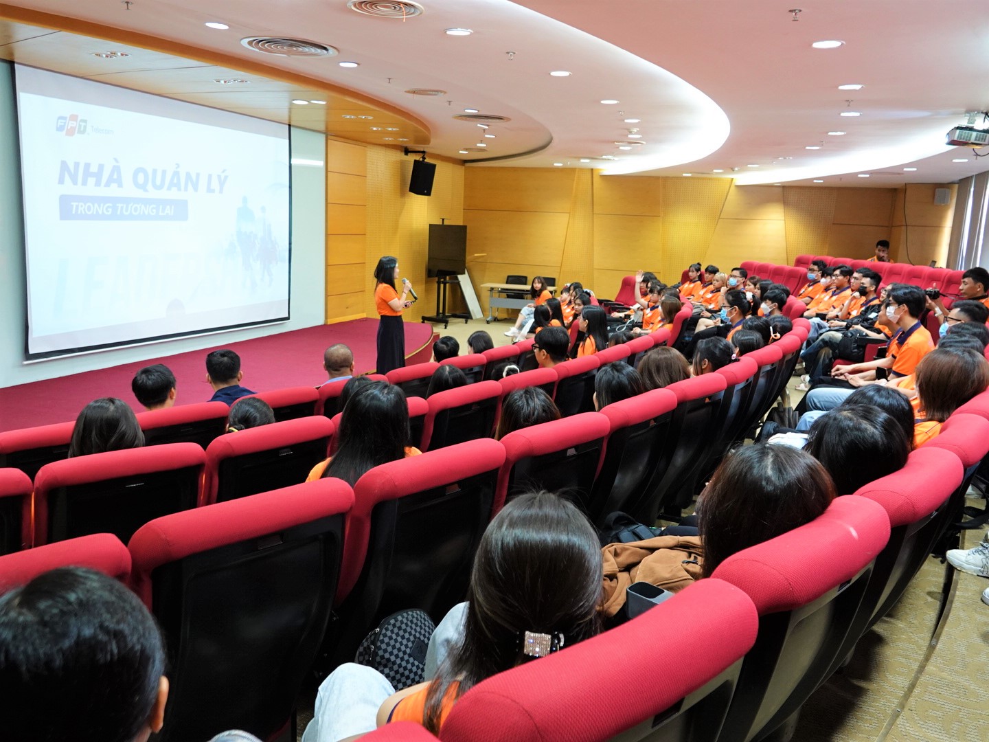 Sinh viên Đại học Công Nghệ TP.HCM rèn luyện kỹ năng lãnh đạo cùng diễn giả FPT Telecom