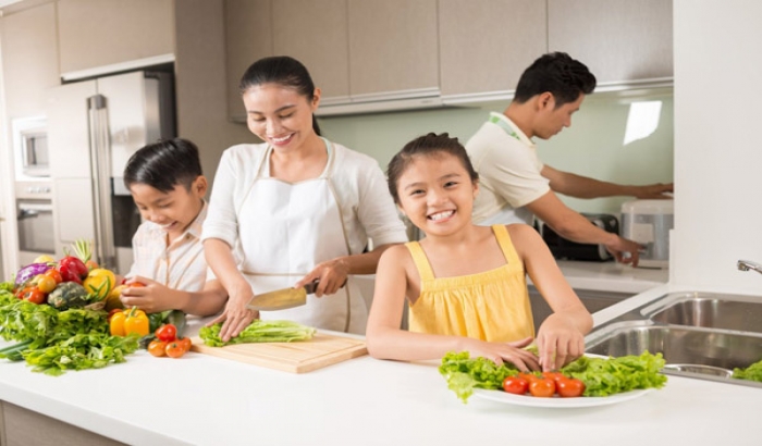 Dạy kỹ năng nấu ăn cần thiết để chuẩn bị cho cuộc sống tự lập của trẻ