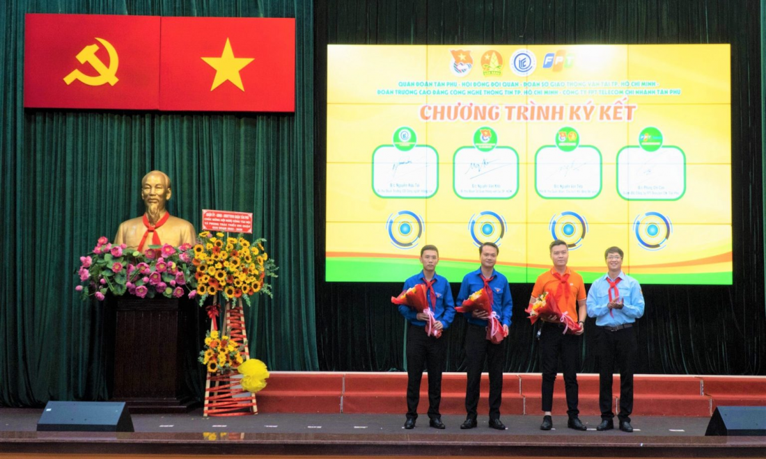 FPT Telecom đồng hành cùng hoạt động nâng cao đời sống người dân quận Tân Phú