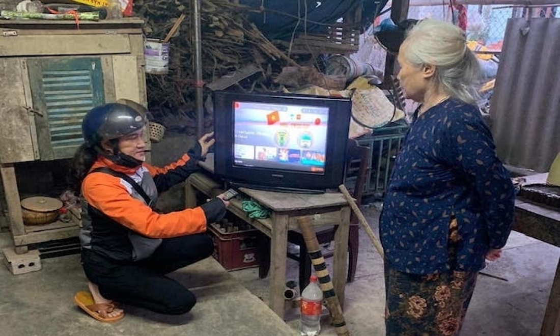 Xem khách hàng như người thân, nhân viên FPT Telecom tặng món quà ý nghĩa cho bà cụ lớn tuổi khó khăn