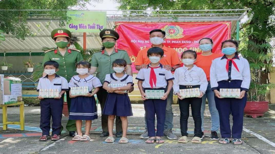FPT Telecom Ninh Thuận tặng quà cho các em học sinh khó khăn nhân dịp ‘tựu trường’