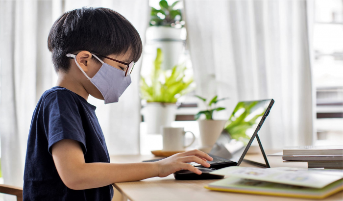Trẻ nhỏ ngày nay học từ sách vở vẫn chưa đủ