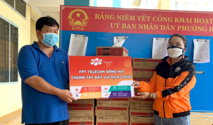 FPT Telecom Đồng Nai tặng 300 thùng mì hỗ trợ người dân khó khăn mùa dịch