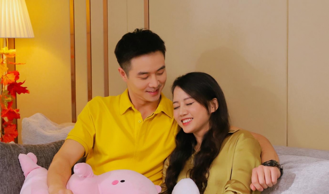 Hotboy phim "Phố trong làng" công khai tình tứ với bạn gái trong MV Giáng Sinh