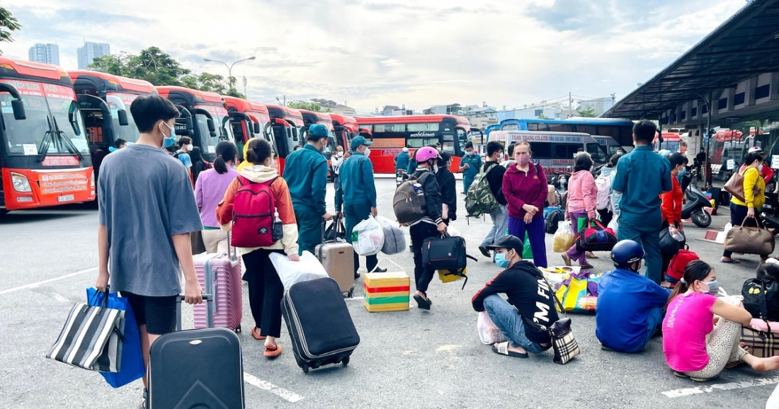 Chuẩn bị gì cho những chuyến đi xe, chuyến bay dài ngày Tết mùa dịch?