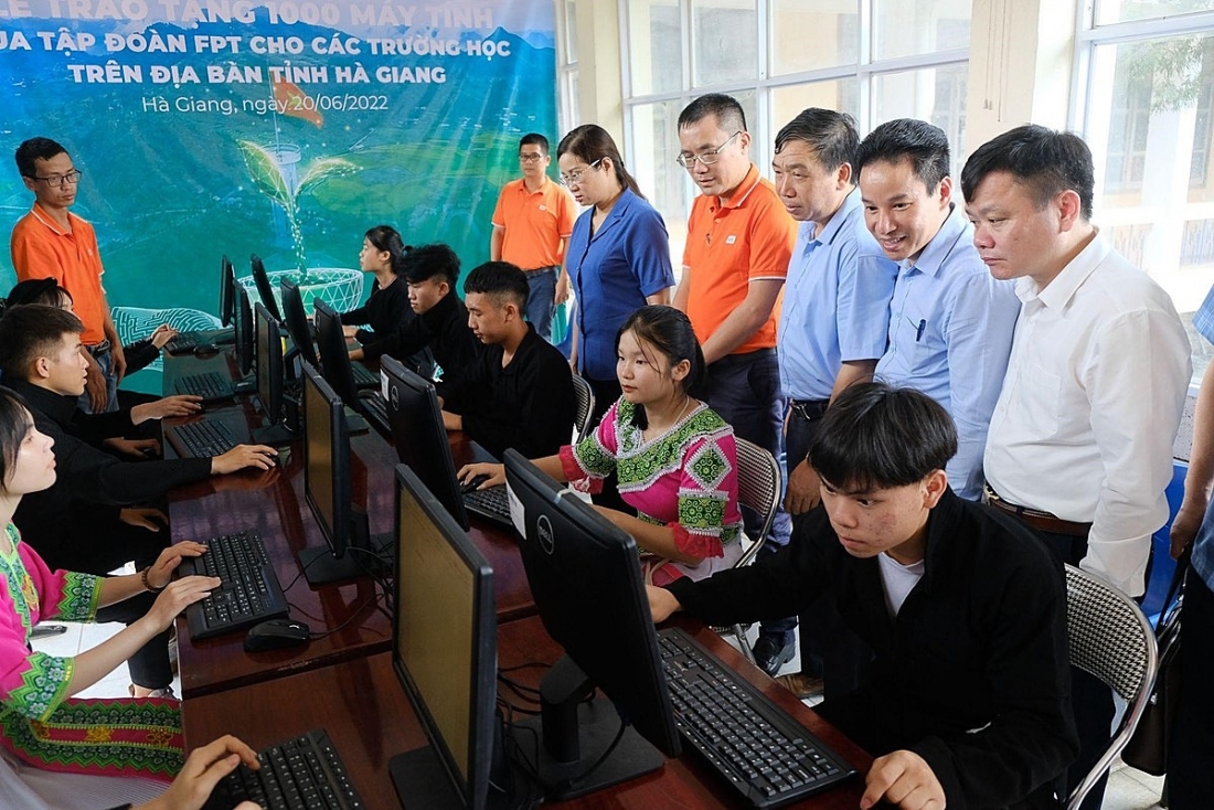 FPT tặng 1.000 máy tính cho học sinh Hà Giang