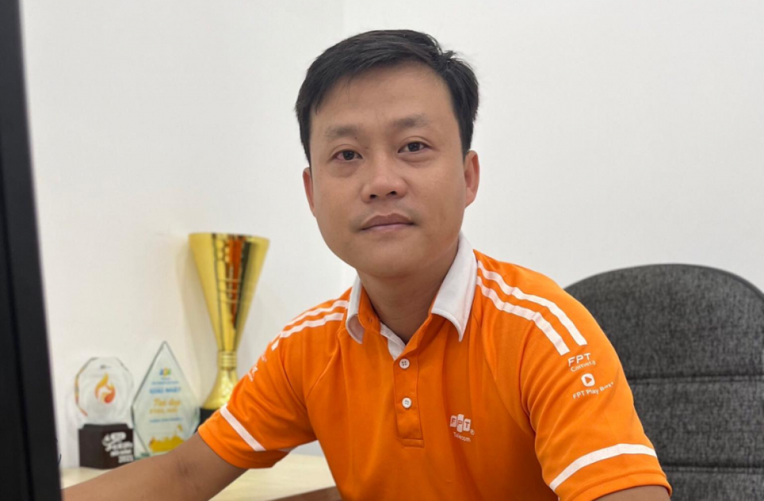 Nhân viên FPT Telecom giúp Khách hàng tìm lại giấy tờ thất lạc