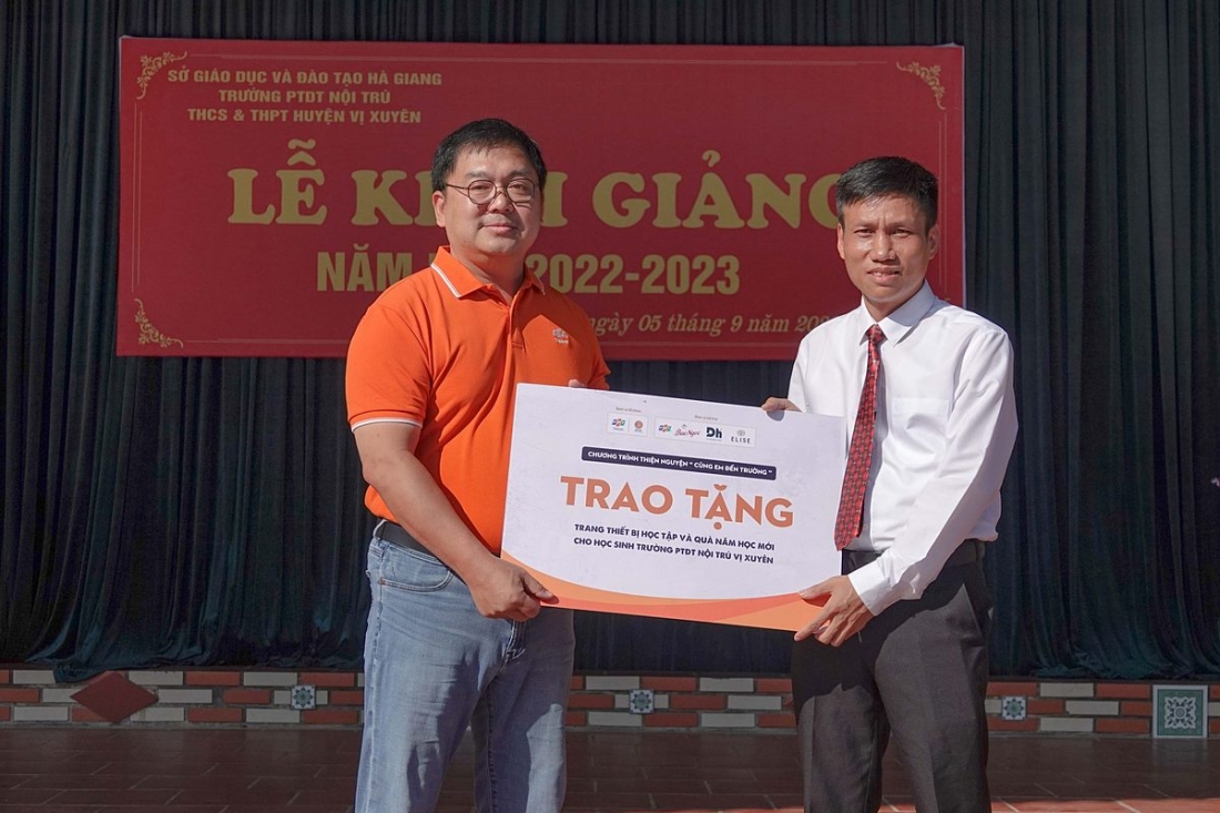 FPT Telecom trao quà năm học mới cho học sinh Vị Xuyên