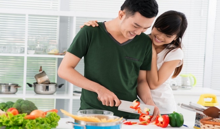 Đàn ông tốt thì không nên xem làm việc nhà là "giúp" vợ