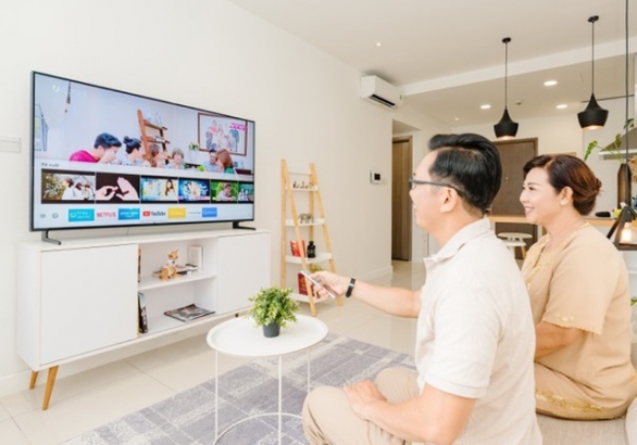 Giải pháp cho người lớn tuổi gặp khó khăn khi dùng tivi để giải trí