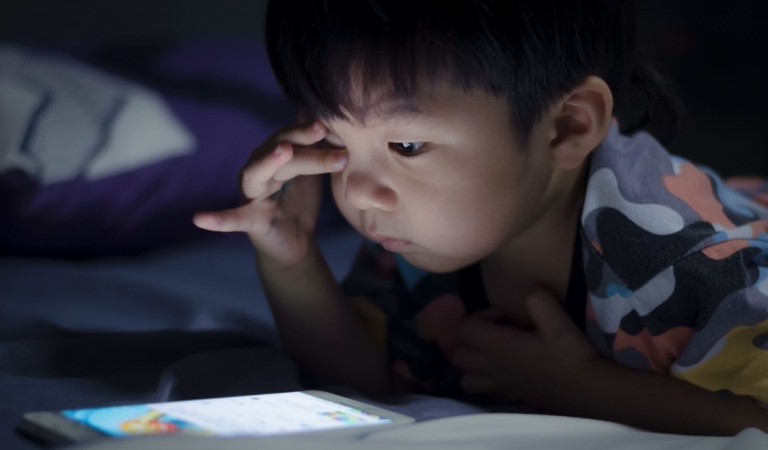 Làm sao để bảo vệ con nhỏ khi trẻ tiếp cận nhiều với Internet?