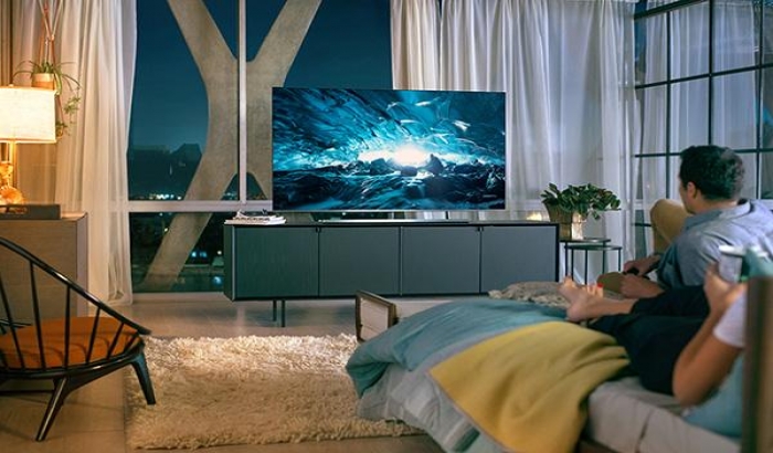 Tết mùa "Cô vy" - Ở nhà xem tivi để cách ly an toàn