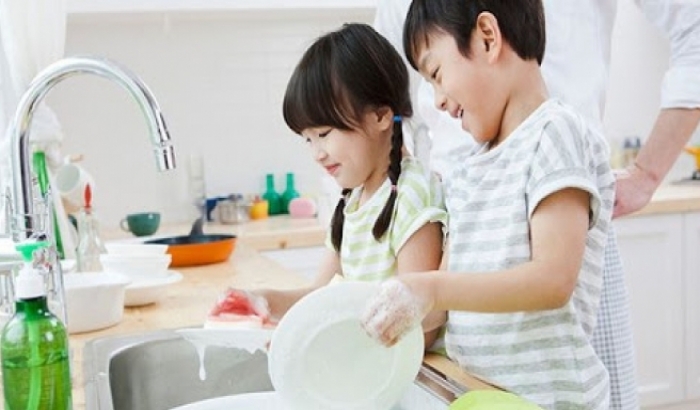 Muốn con tự giác làm việc nhà, bố mẹ nên làm theo những điều sau