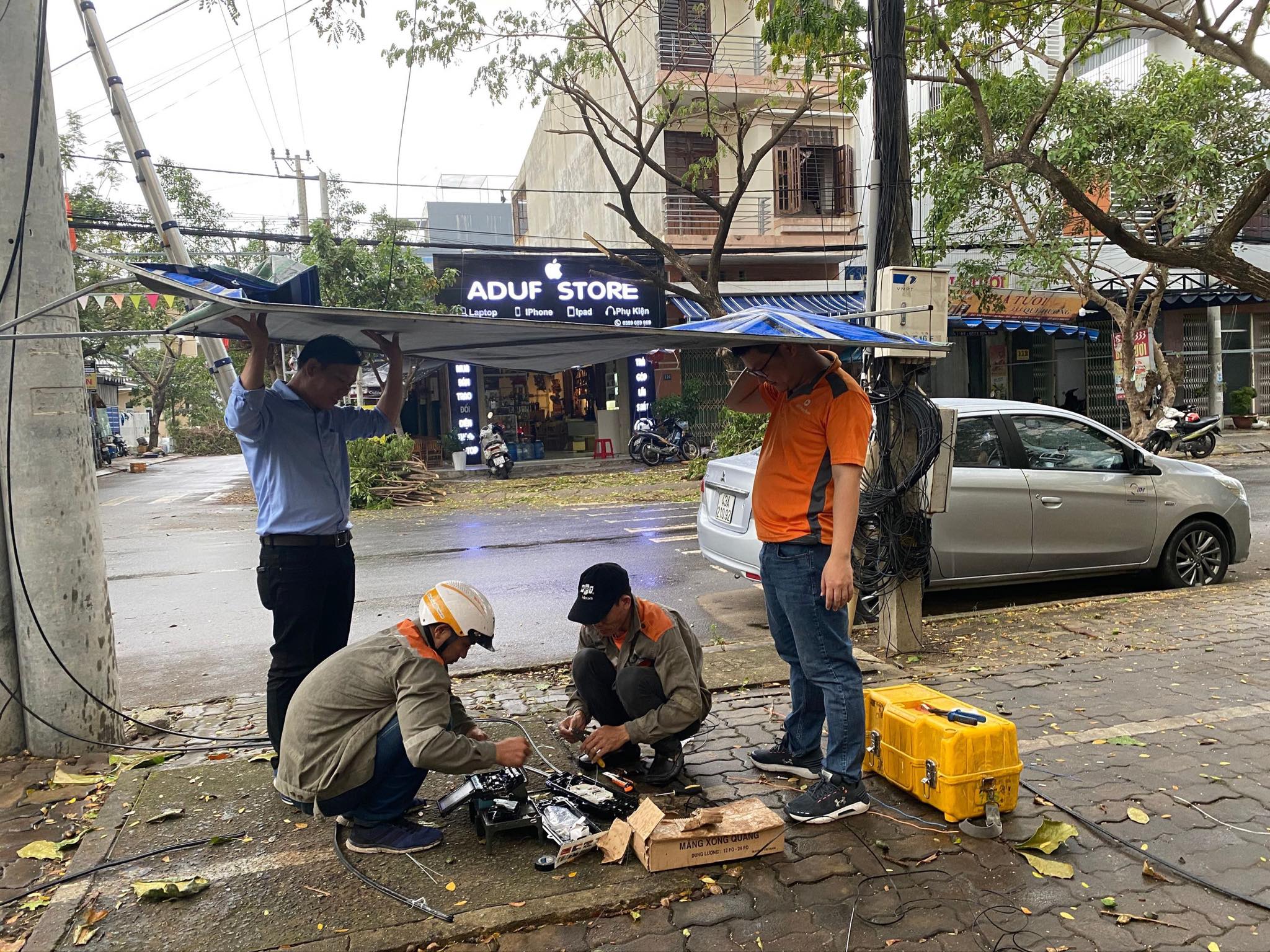 Nhân viên FPT Telecom cùng nhau “vượt bão thắng mưa” khôi phục hạ tầng, kết nối cho khách hàng
