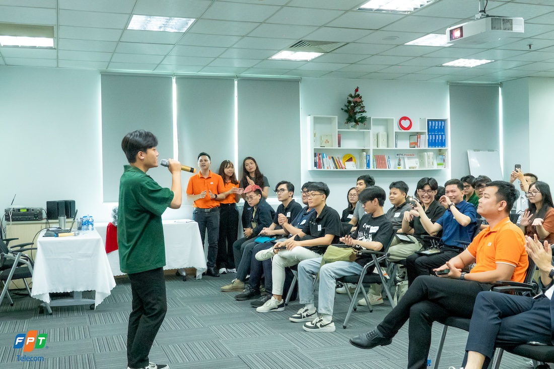 FPT Telecom trao chứng nhận On-the-Job Training cho sinh viên trường Đại học FPT